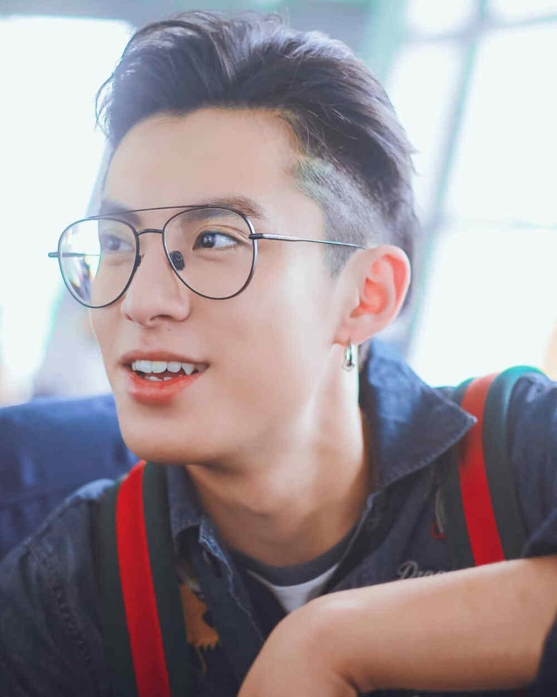 王鹤棣李宇春破次元同框！雅迪之夜后台暗潮汹涌谁看懂了