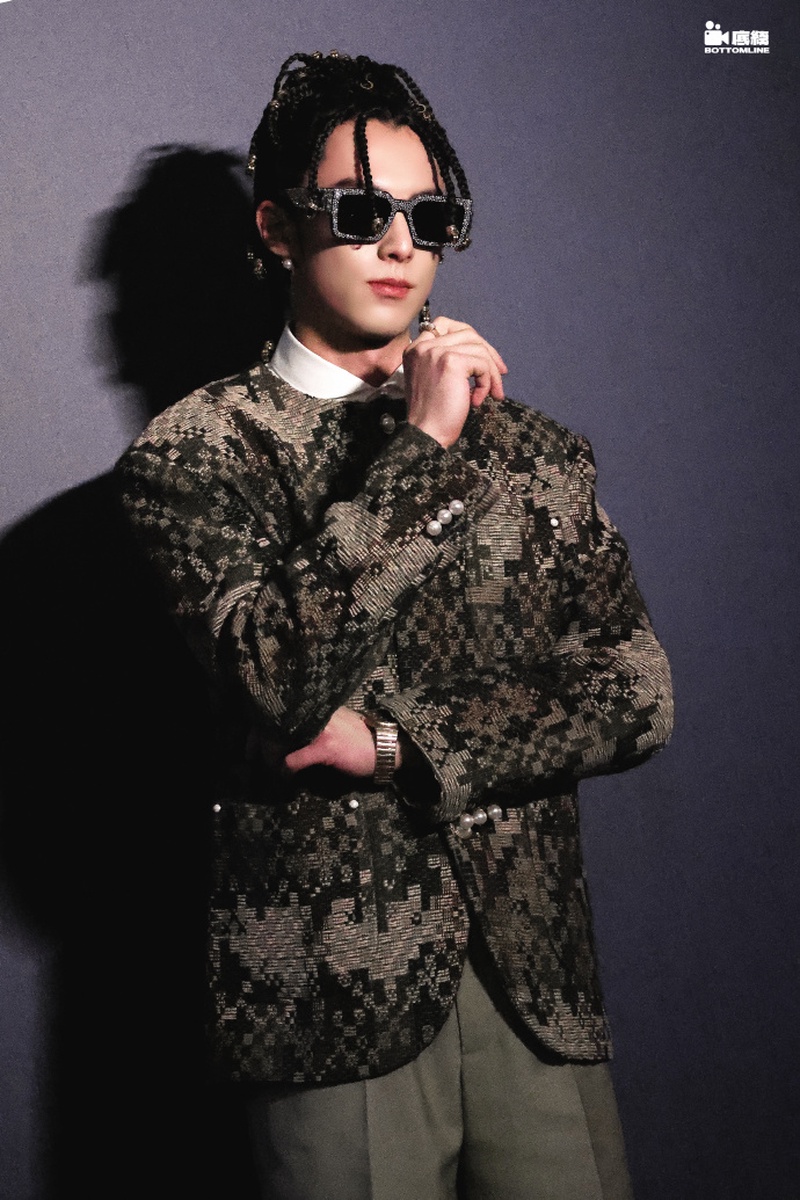 王鹤棣李宇春破次元同框！雅迪之夜后台暗潮汹涌谁看懂了