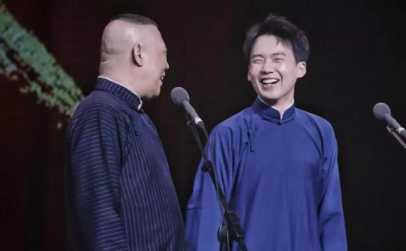 郭麒麟通宵聚餐被拍 天光时分现身早点铺狂炫包子引猜测