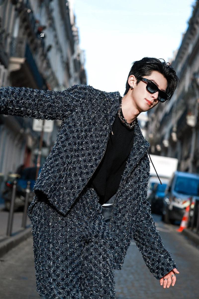 王鹤棣李宇春破次元同框！雅迪之夜后台暗潮汹涌谁看懂了