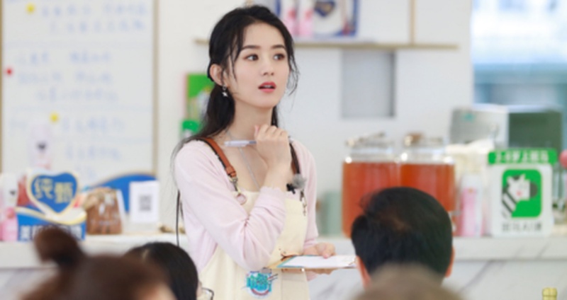 赵丽颖片场偷吃辣条被抓包 狡辩说是"体验角色"笑翻全场