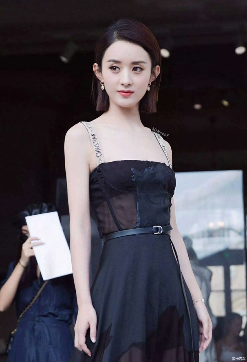 赵丽颖片场偷吃辣条被抓包 狡辩说是"体验角色"笑翻全场