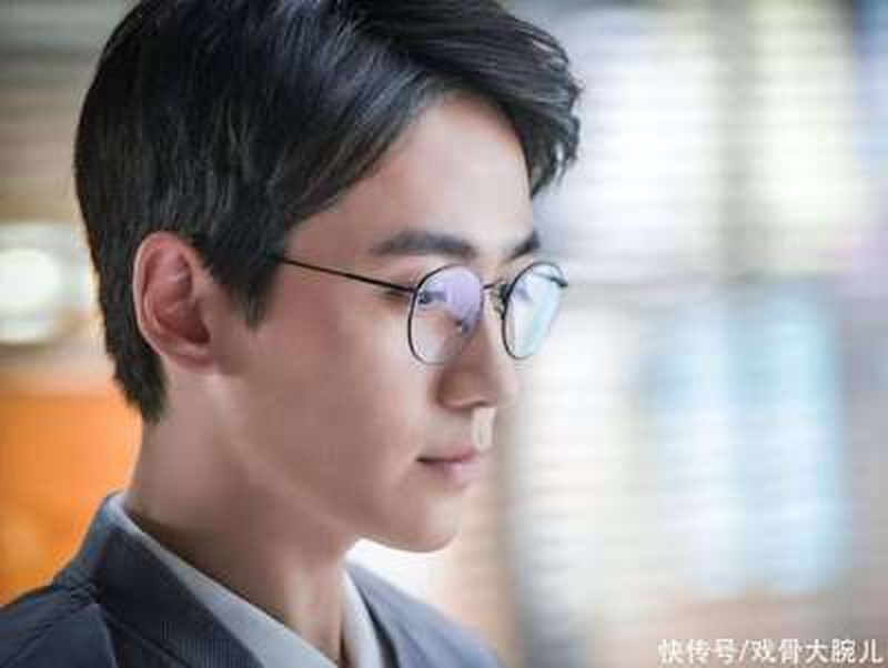 朱一龙颁奖礼后台高呼成都火锅 被架走时仍念念不忘